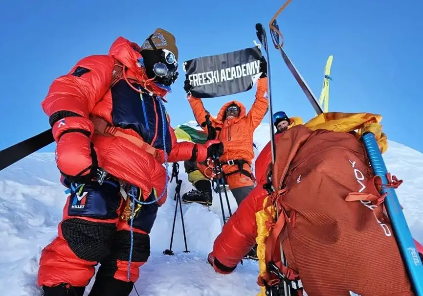 Les 4 Français ont descendu le Manaslu à ski !